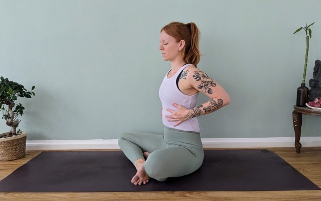 Hände seitlich auf die Rippen legen, um Atembewegung dort zu spüren (Forrest Yoga Übung Expanding the ribs)
