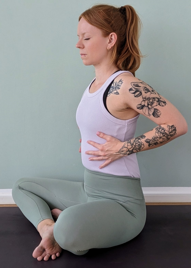 Hände seitlich auf die Rippen legen, um Atembewegung dort zu spüren (Forrest Yoga Übung Expanding the ribs)