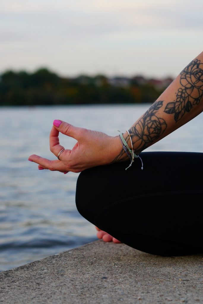 Mudra Zeigefinger und Daumen berühren sich