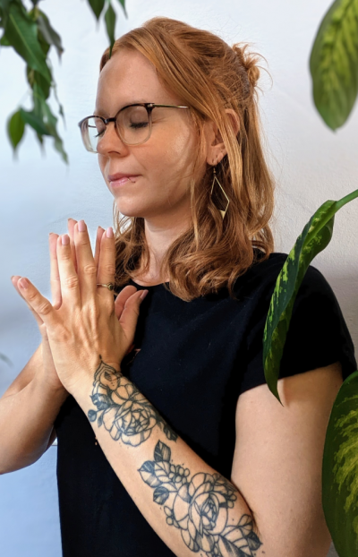 Feli mit geschlossenen Augen und den Händen vor dem Herzen zusammengelegt im Anjali Mudra