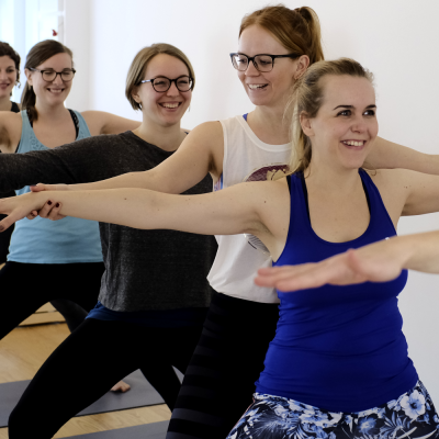 Personen in der Yoga-Haltung Krieger 2