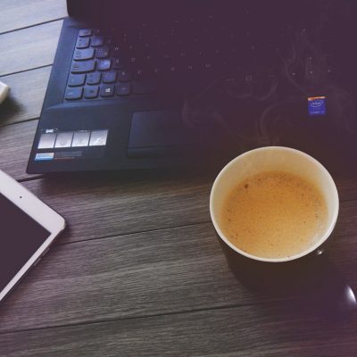 Laptop Handy Kaffee Kekse